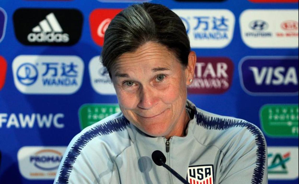 La entrenadora de la selección de los EEUU, Jill Ellis, durante la rueda de prensa