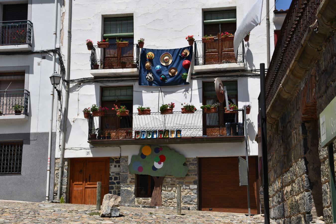 Gran ambiente en las calles de Enciso.