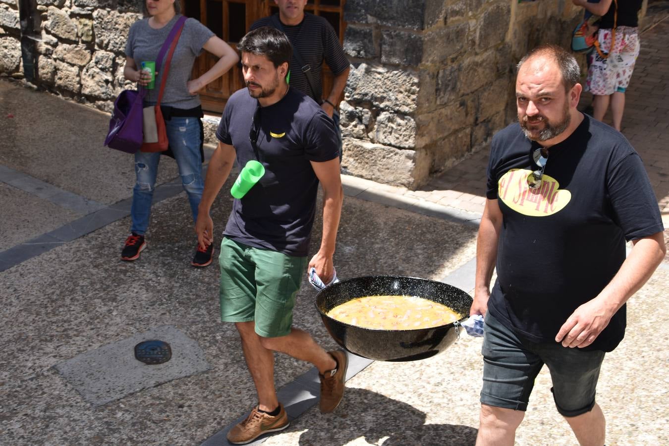 Gran ambiente en las calles de Enciso.