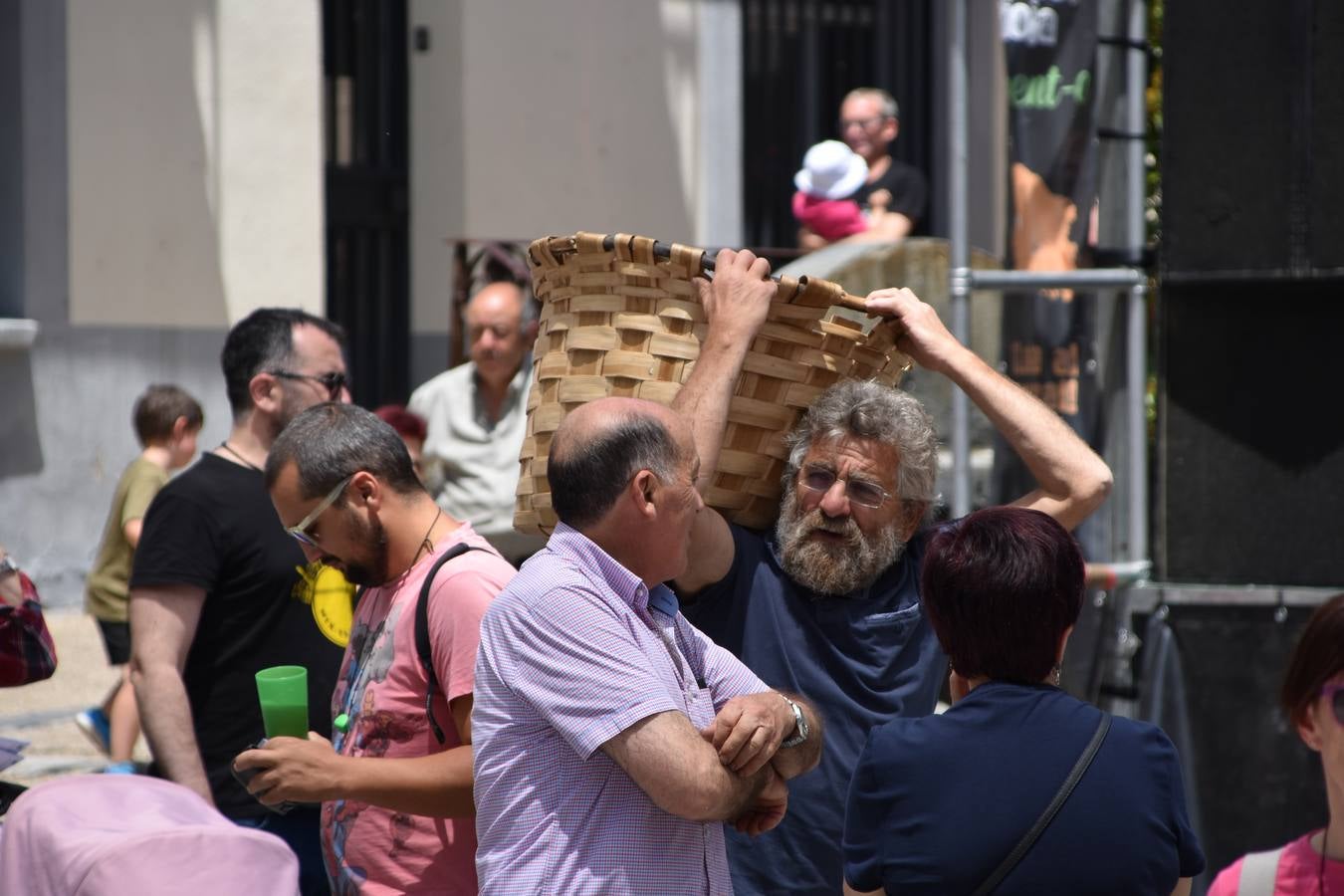 Gran ambiente en las calles de Enciso.