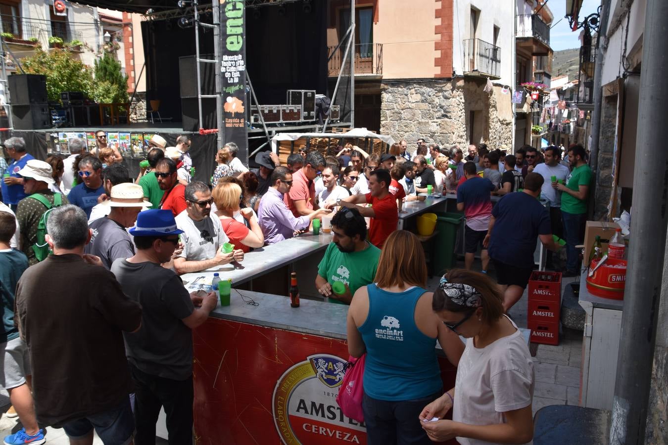 Gran ambiente en las calles de Enciso.