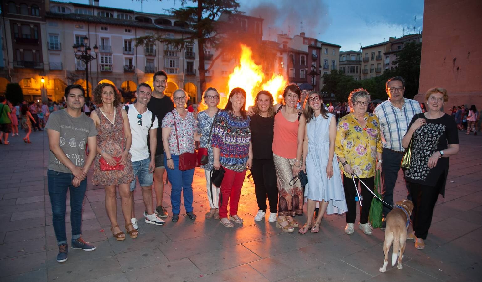 Fotos: Arde la hoguera de la plaza del Mercado en Logroño en la noche de San Juan