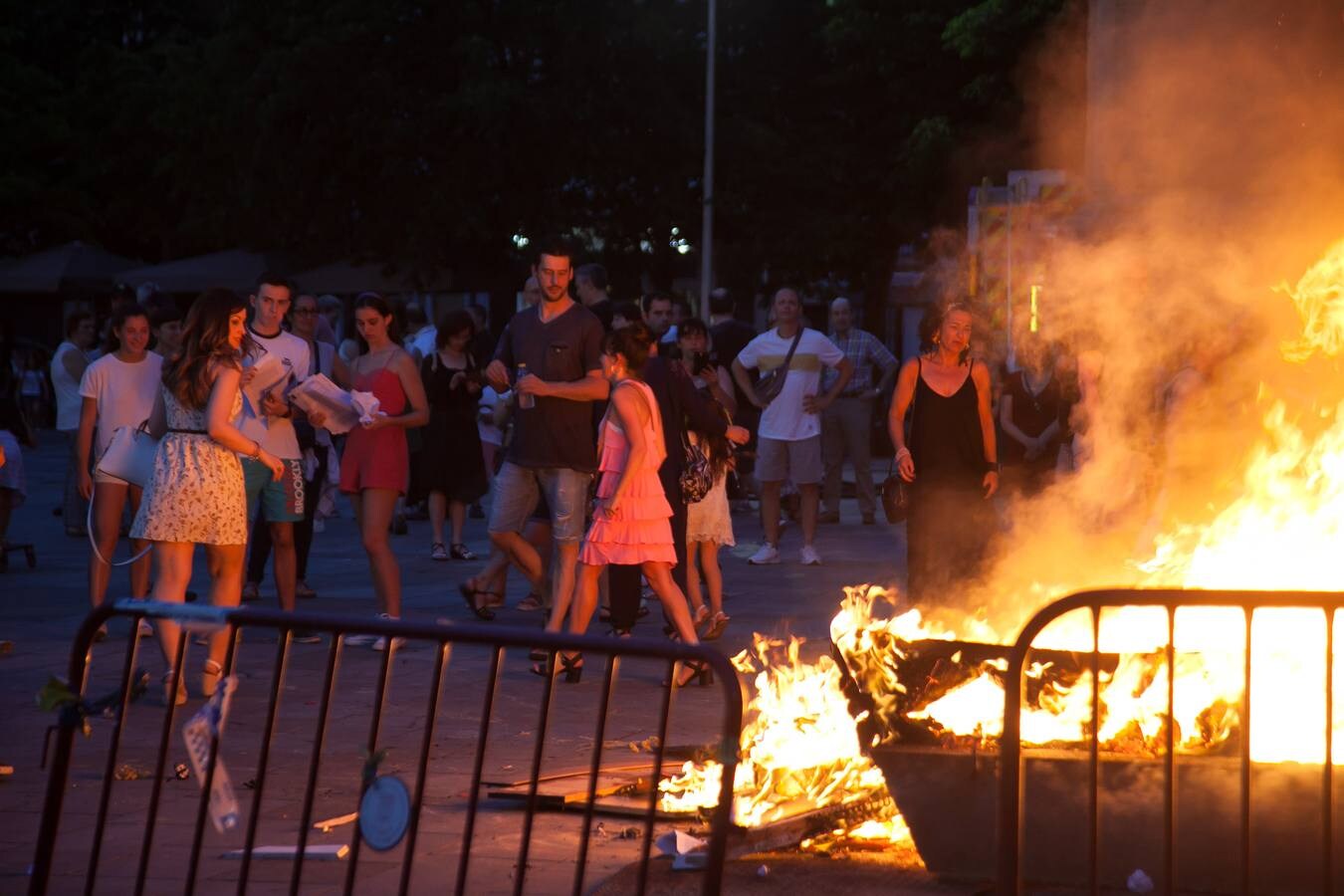 Fotos: Arde la hoguera de la plaza del Mercado en Logroño en la noche de San Juan