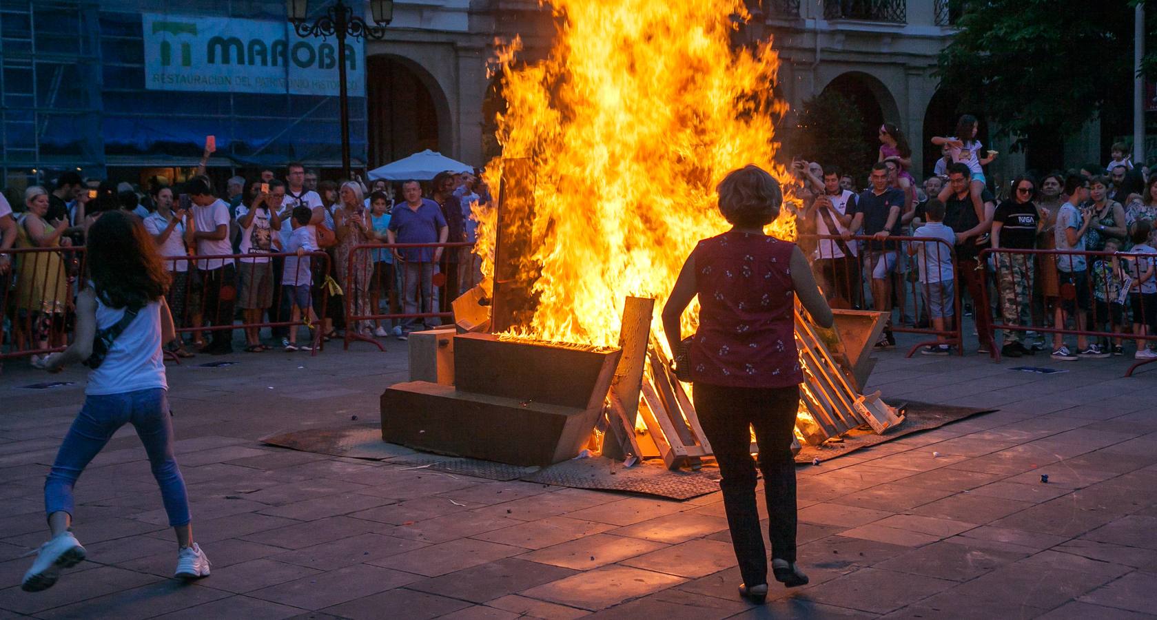 Fotos: Arde la hoguera de la plaza del Mercado en Logroño en la noche de San Juan