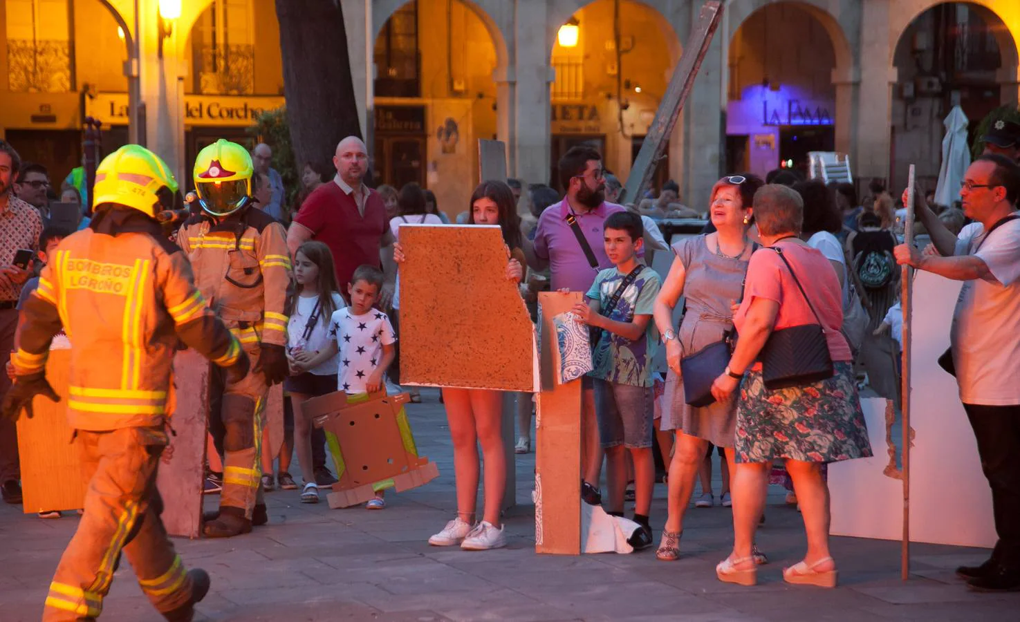 Fotos: Arde la hoguera de la plaza del Mercado en Logroño en la noche de San Juan