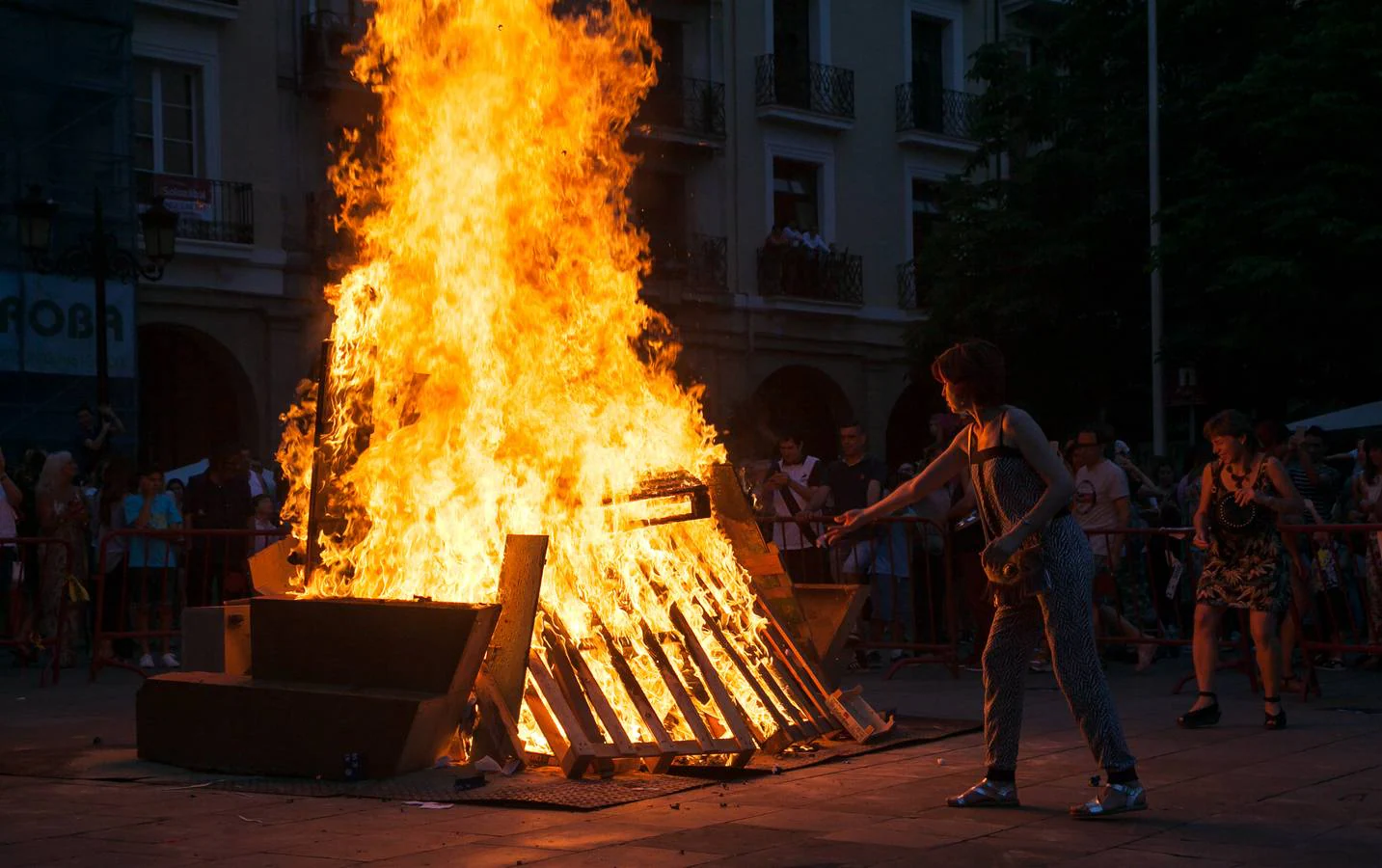 Fotos: Arde la hoguera de la plaza del Mercado en Logroño en la noche de San Juan