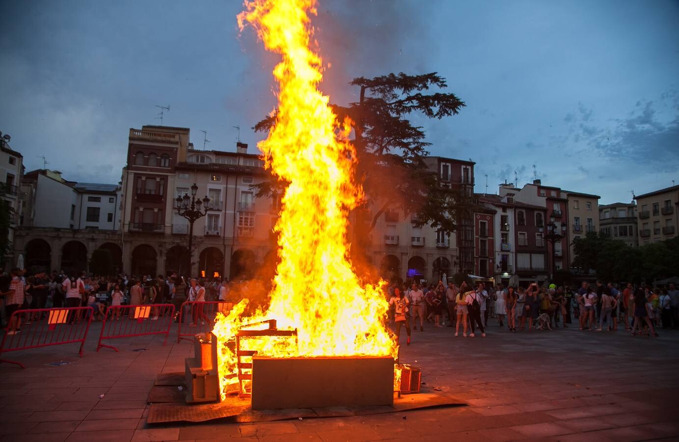 Fotos: Arde la hoguera de la plaza del Mercado en Logroño en la noche de San Juan