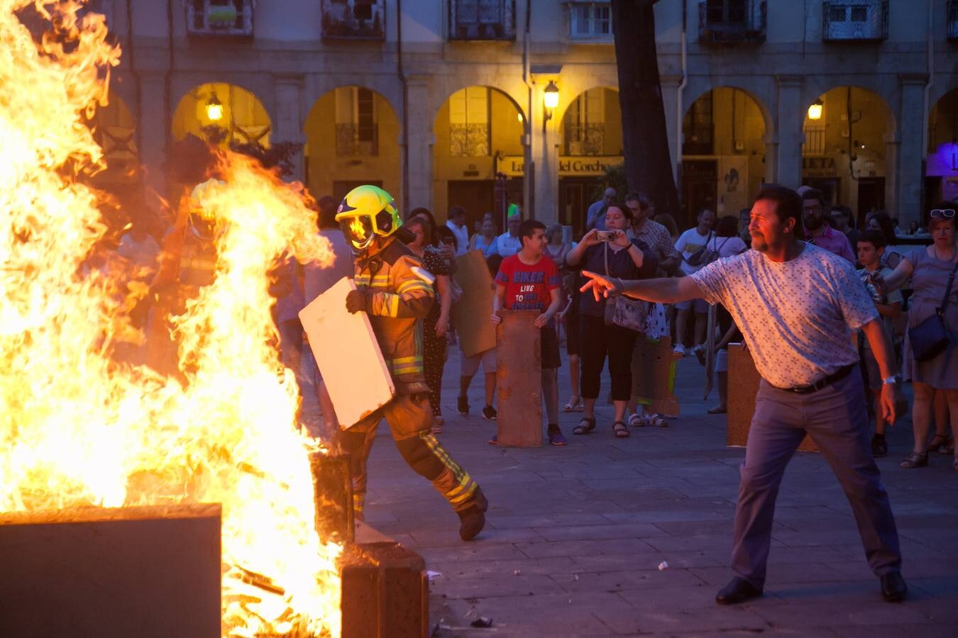 Fotos: Arde la hoguera de la plaza del Mercado en Logroño en la noche de San Juan