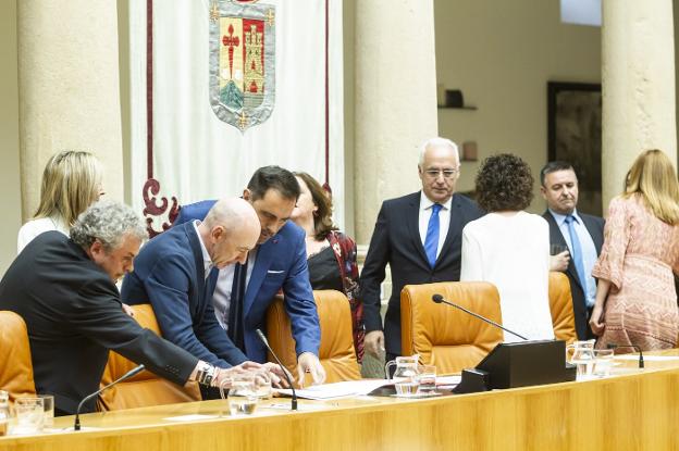 García atiende las indicaciones del letrado mayor del Parlamento. 