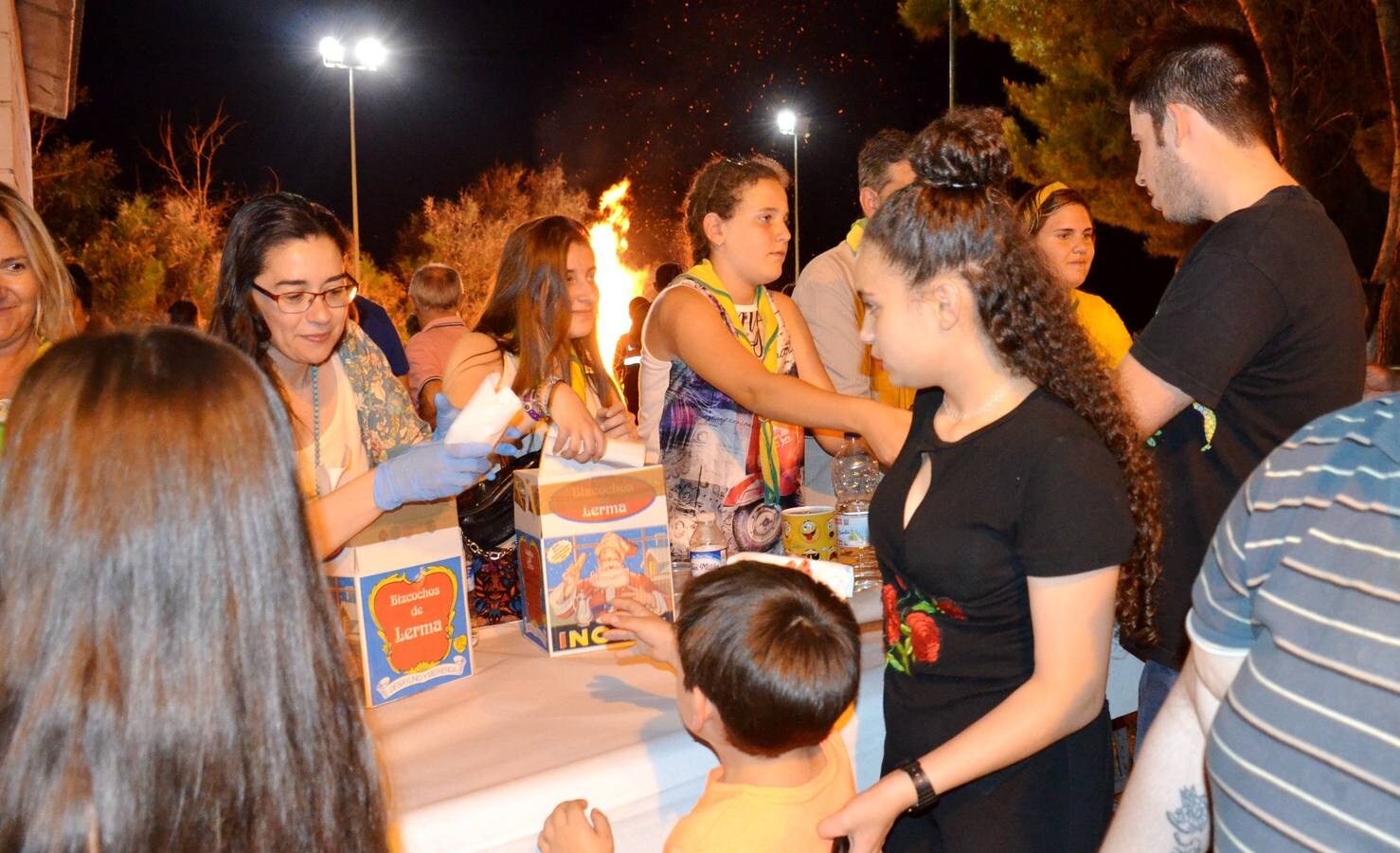 Los calagurritanos se congregaron en el parque del Cidacos para disfrutar de la Noche de San Juan. La tradicional hoguera, junto con la animación y el reparto de chocolate caliente por parte del grupo scout Nuestra Señora de Guadalupe, hicieron de la velada una noche mágica. La alcaldesa de Calahorra, Elisa Garrido, colaboró como una scout más con el reparto del chocolate y bizcochos a todos aquellos que se acercaron al parque a compartir esta noche especial.