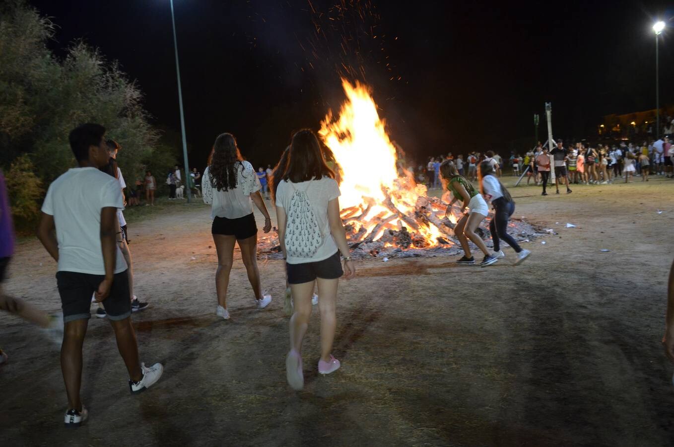 Los calagurritanos se congregaron en el parque del Cidacos para disfrutar de la Noche de San Juan. La tradicional hoguera, junto con la animación y el reparto de chocolate caliente por parte del grupo scout Nuestra Señora de Guadalupe, hicieron de la velada una noche mágica. La alcaldesa de Calahorra, Elisa Garrido, colaboró como una scout más con el reparto del chocolate y bizcochos a todos aquellos que se acercaron al parque a compartir esta noche especial.