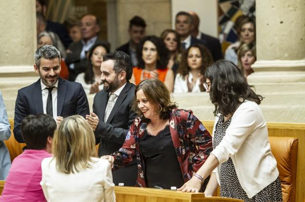 Las diputadas de UP, Henar Moreno y Raquel Romero, charlan con integrantes de la bancada socialista en el pleno del pasado jueves. 