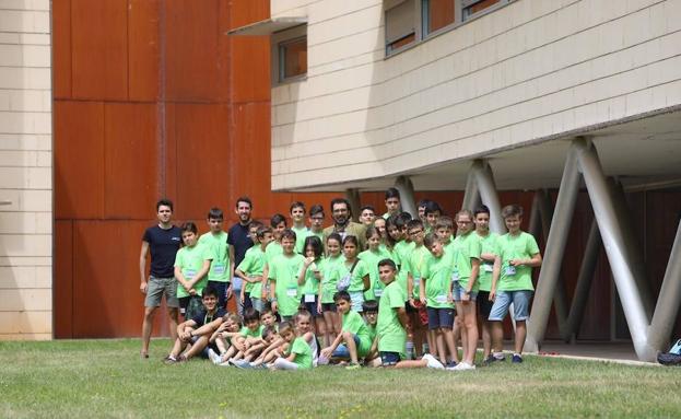 Imagen principal - Sobre estas líneas, parte del grupo participante en el campus. Abajo, pequeños 'programadores' durante una de las clases y, a la derecha, la pequela Enma García.