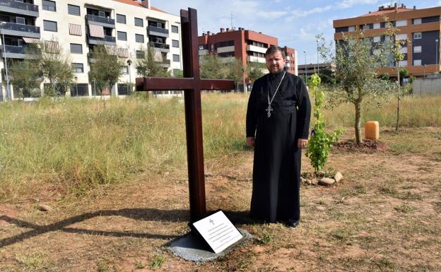 El padre Vasile Magnet en el solar de Fardachón donde se construirá la iglesia ortodoxa