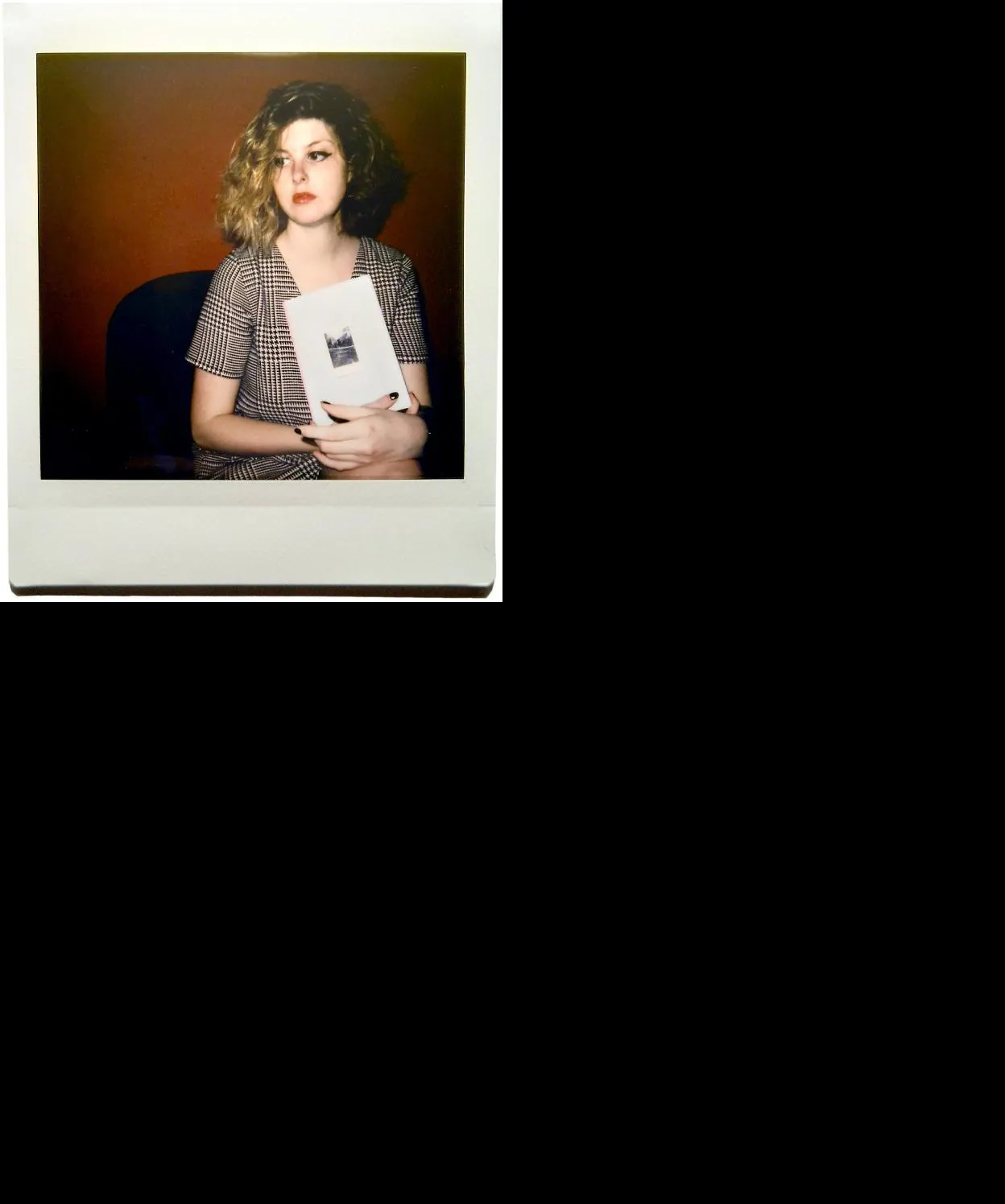 Adriana Bañares posa con su nuevo poemario, en una imagen en formato de cámara instantánea.