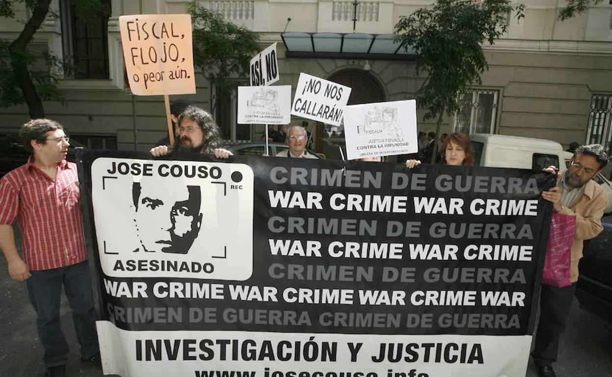 Imagen de archivo, en la que familiares, amigos y compañeros de José Couso pedían justicia ante el Consejo General del Poder Judicial.