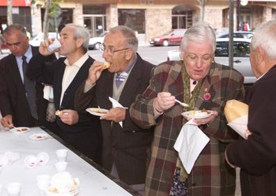 Imagen secundaria 1 - José Ignacio Ceniceros, Víctor García de la Concha, Pedro Sanz y Fernando Beltrán en el acto institucional del Día de La Rioja del año 2000. FERNANDO DÍAZ | Degustación de picadillo con vino en las Fiestas de San Bernabé. ENRIQUE DEL RÍIO | El alcalde de Logroño, José Luis Bermejo dio los banderazos.