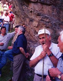 Imagen secundaria 2 - Jóvenes derramando vino en la «Batalla del Vino» en los Riscos de Bilibio el día de San Pedro, en las Fiestas de San Juan, San Felices y San Pedro de Haro. T.B. | Romería de los hombres de San Millán de la Cogolla a la «Cueva del Santo», donde se cree que vivió San Millán durante 40 años como eremita.,DELPÓN