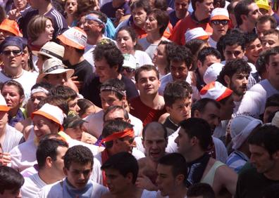 Imagen secundaria 1 - Jóvenes derramando vino en la «Batalla del Vino» en los Riscos de Bilibio el día de San Pedro, en las Fiestas de San Juan, San Felices y San Pedro de Haro. T.B. | Romería de los hombres de San Millán de la Cogolla a la «Cueva del Santo», donde se cree que vivió San Millán durante 40 años como eremita.,DELPÓN