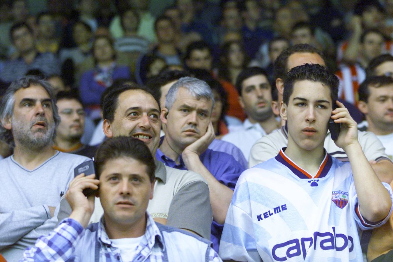 Imagen secundaria 1 - Aficionados y Policía Nacional después del último partido del Logroñés en la Liga de Fútbol de Segunda División, tras consumarse el descenso de categoría del Logroñés. | Marco Antonio Boronat después del último partido del Logroñés | Público en el último partido del Logroñés en la Liga de Fútbol de Segunda División 