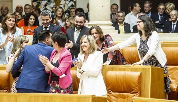 Romero saluda a García, tras su elección como presidente del Parlamento, en presencia de Moreno. 