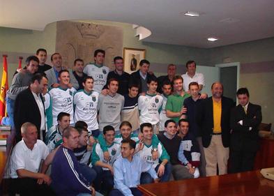 Imagen secundaria 1 - El riojano Carlos Coloma, con MARTI GISPERT Y JOSE ANTONIO HERMIDA, tras el Campeonato del Mundo de Bicicleta de Montaña. RAMON L. PEREZ | Jugadores del equipo del Arnedo con el alcalde y directivos celebrando en el Ayuntameinto su ascenso a Tercera División. C.A.M. | Toni Peña, ganador de la IX Media Maratón de La Rioja. FERNANDO DÍAZ