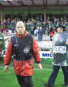 Imagen secundaria 2 - Aficionados y Policía Nacional después del último partido del Logroñés en la Liga de Fútbol de Segunda División, tras consumarse el descenso de categoría del Logroñés. | Marco Antonio Boronat después del último partido del Logroñés | Público en el último partido del Logroñés en la Liga de Fútbol de Segunda División 