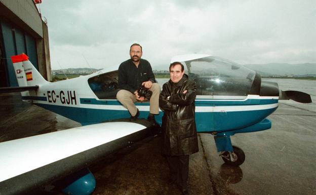 Piloto riojano José Luis Sáenz Ruiz (I), natural de Murillo de Río Leza, con a otro compañero junto a su avioneta. El piloto riojano falleció en accidente semanas después cuando volaba sobre el Pirineo Aragonés.