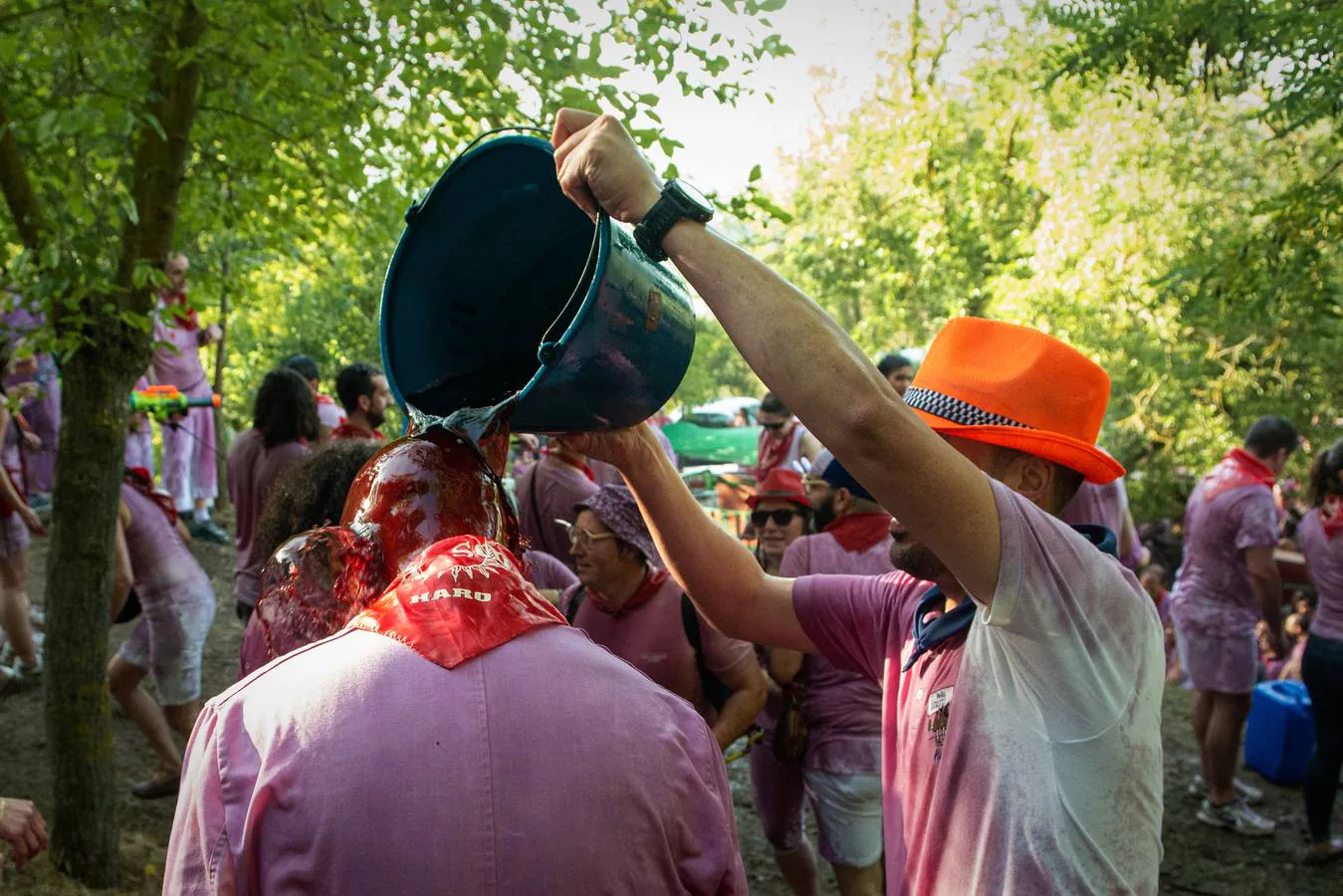 Un grupo de jóvenes asistentes a la batalla del vino de Haro