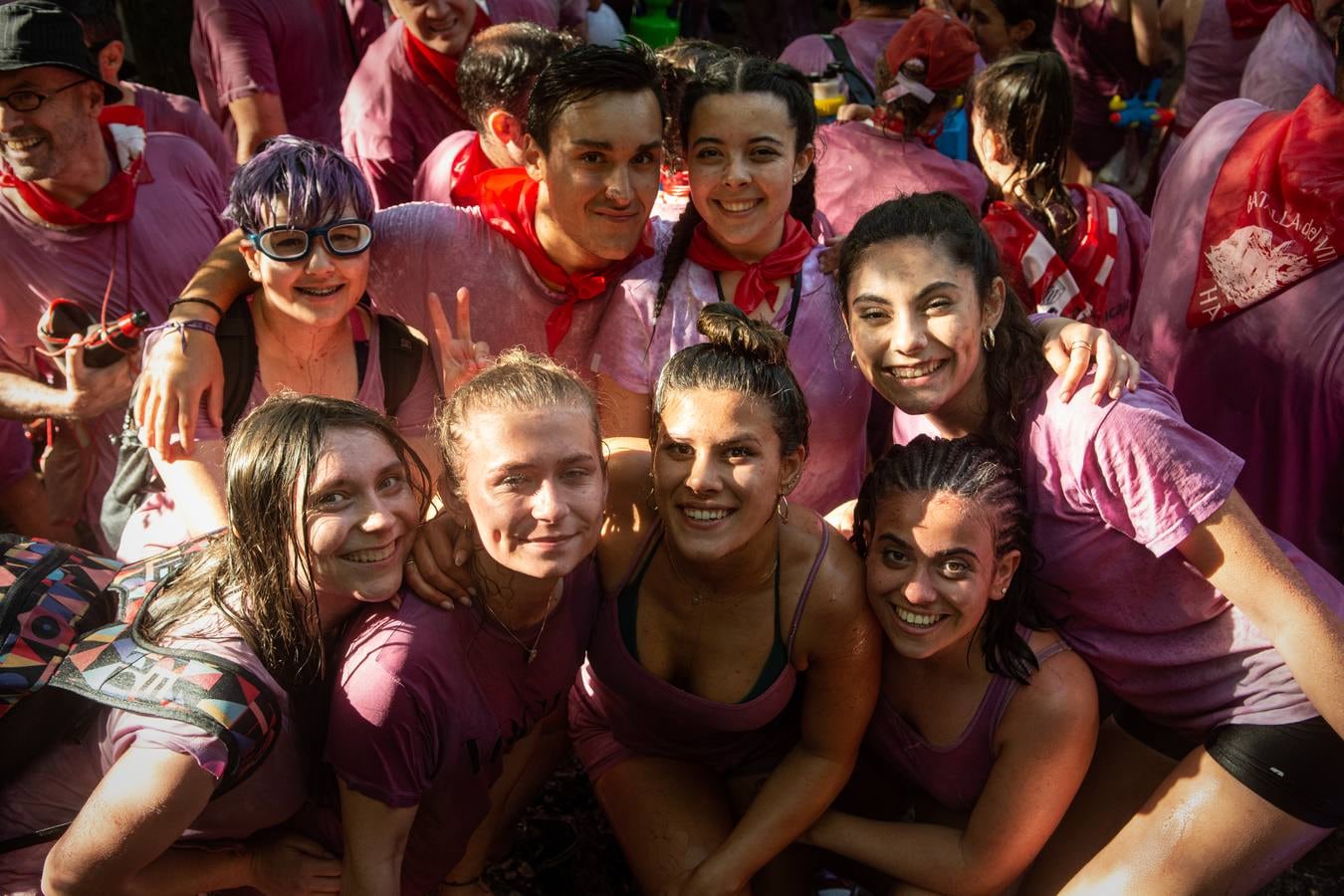 Un grupo de jóvenes asistentes a la batalla del vino de Haro