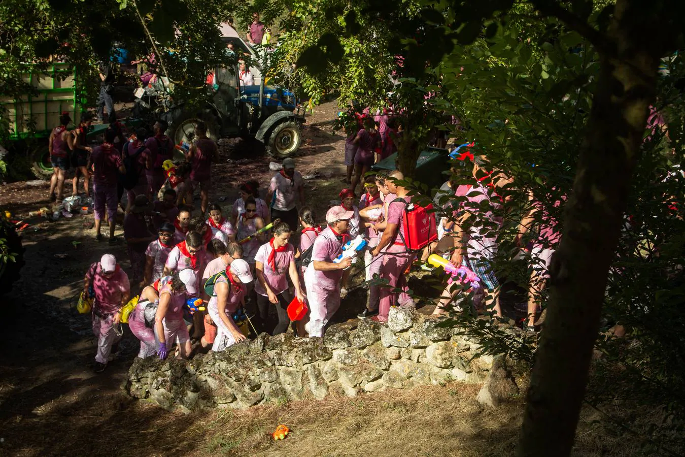 Un grupo de jóvenes asistentes a la batalla del vino de Haro