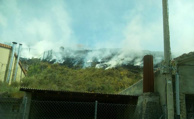 Imagen principal - Un incendio quema terreno de cereal y matorrales en Herramélluri