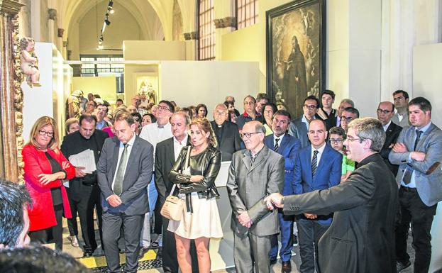 El canónigo Jesús Merino, comisario de la exposición junto al abad Francisco José Suárez, explicó las obras a los asistentes. :