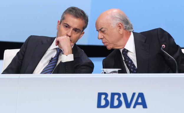 El presidente del BBVA, Francisco González (d), y el consejero delegado, Ángel Cano (i), conversan durante la Junta General de Accionistas. 