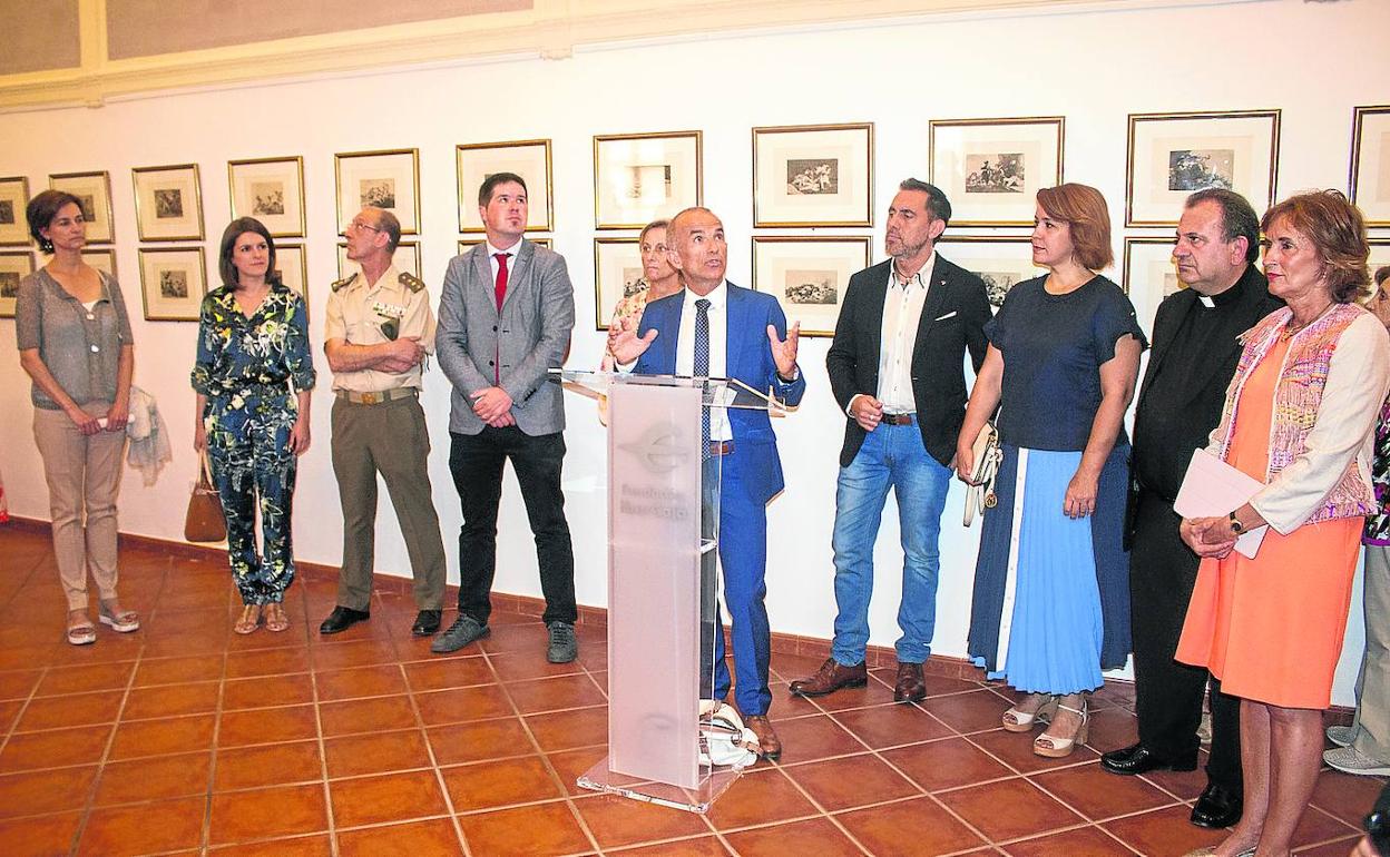 Jesús Les, director territorial de Ibercaja, se dirige a los asistentes a la inauguración de la exposición.