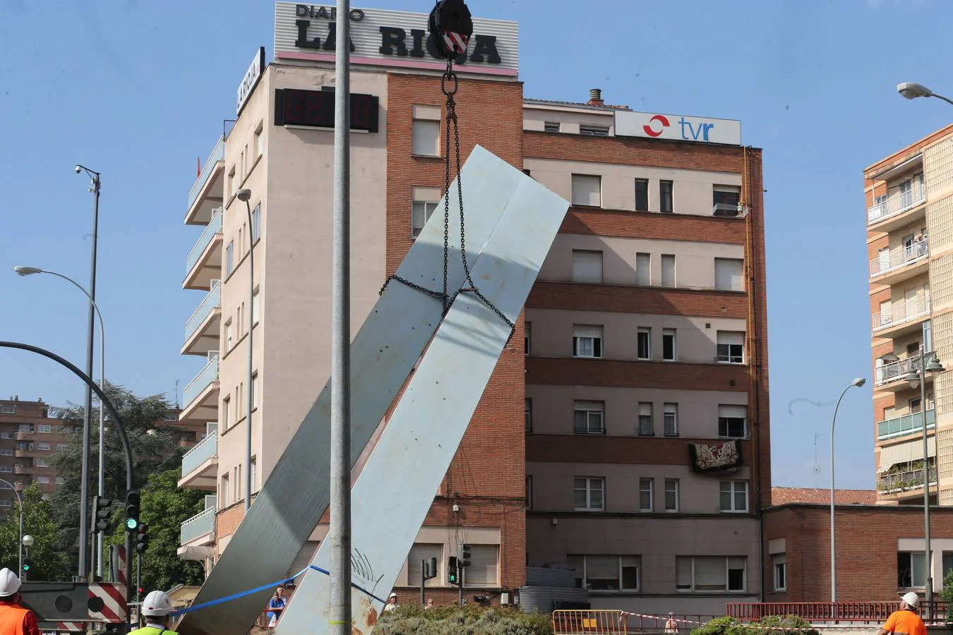 Fotos: Adiós a la primera escultura de Vara de Rey