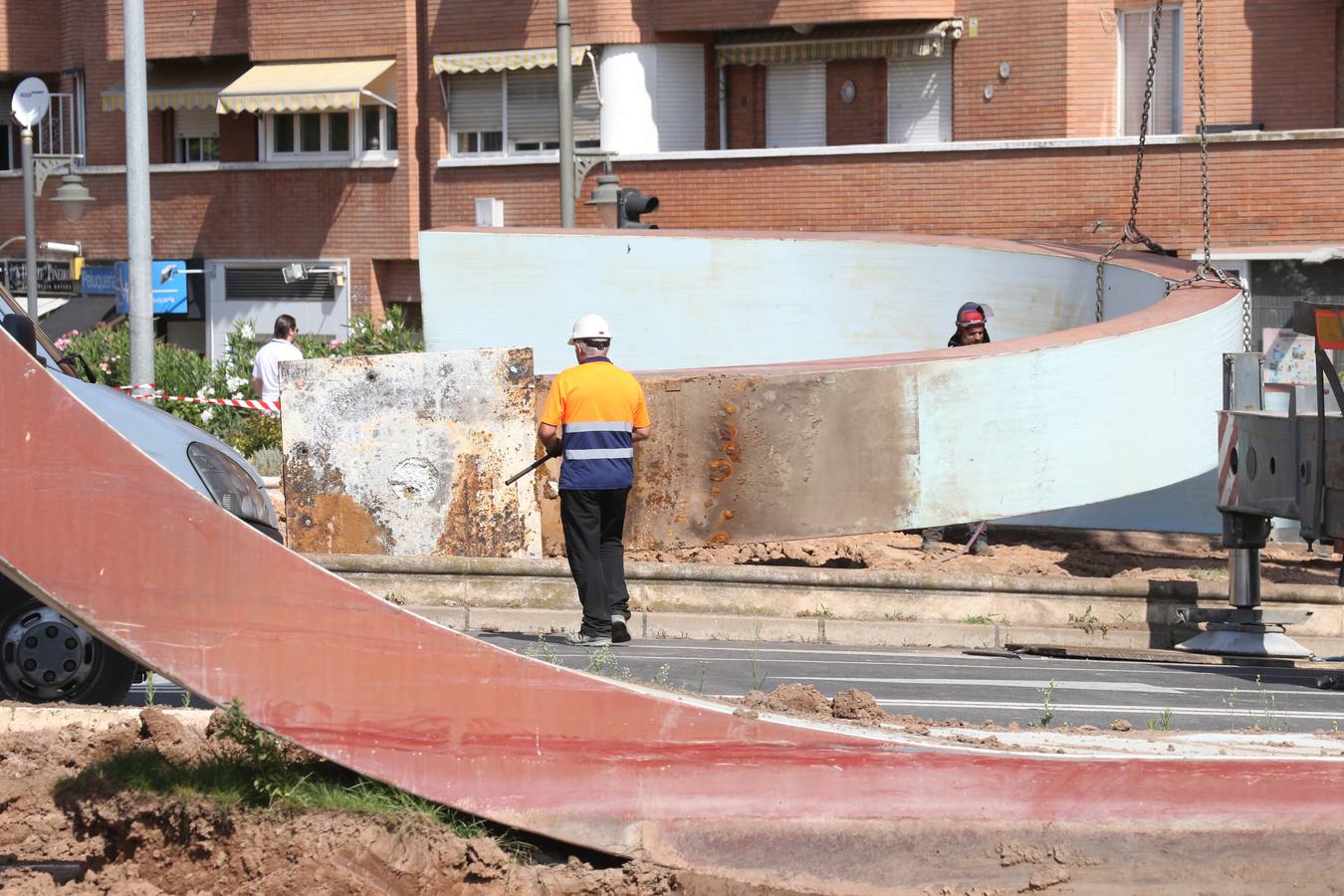 Fotos: Adiós a la primera escultura de Vara de Rey