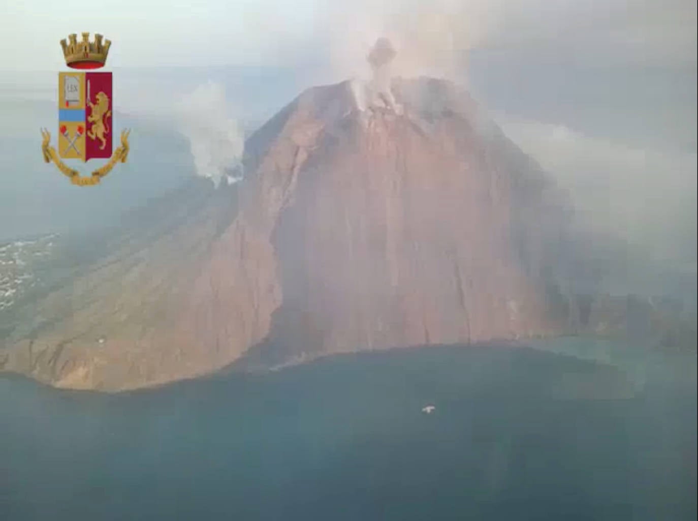 l volcán de la isla de Estrómboli, en el sur de Italia, registró hoy una serie de violentas explosiones con las que expulsó rocas y lava y provocaron la muerte a una persona y dejó a otra herida, confirmaron a Efe fuentes de Protección Civil.