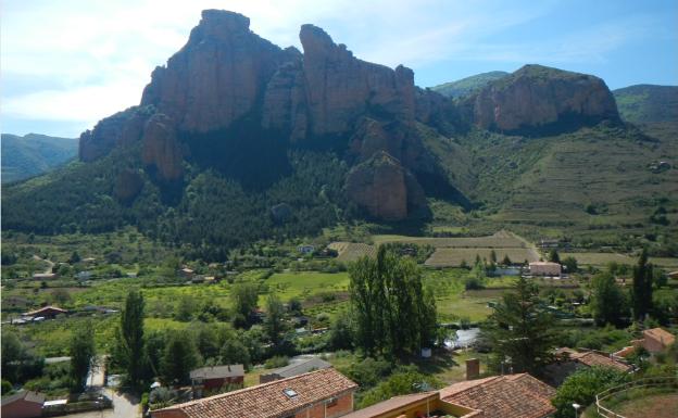 Imagen principal - Vista desde el mirador Puerta de Cameros, en Islallana, cuesta de La Raposa y sendero del Iregua en Alberite