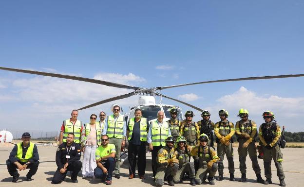 Algunos de los efectivos que conforman el cuerpo frente al Bell-412. 