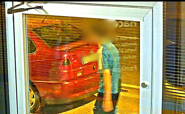 Imagen principal - Dos menores, investigados por causar daños a 12 vehículos en Fuenmayor en una noche