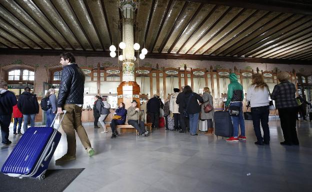 Varios pasajeros en la estación de Valencia durante una de las huelgas en Renfe en 2018. 
