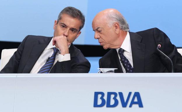 El presidente del BBVA, Francisco González (d), y el consejero delegado, Ángel Cano (i), conversan durante la Junta General de Accionistas. 