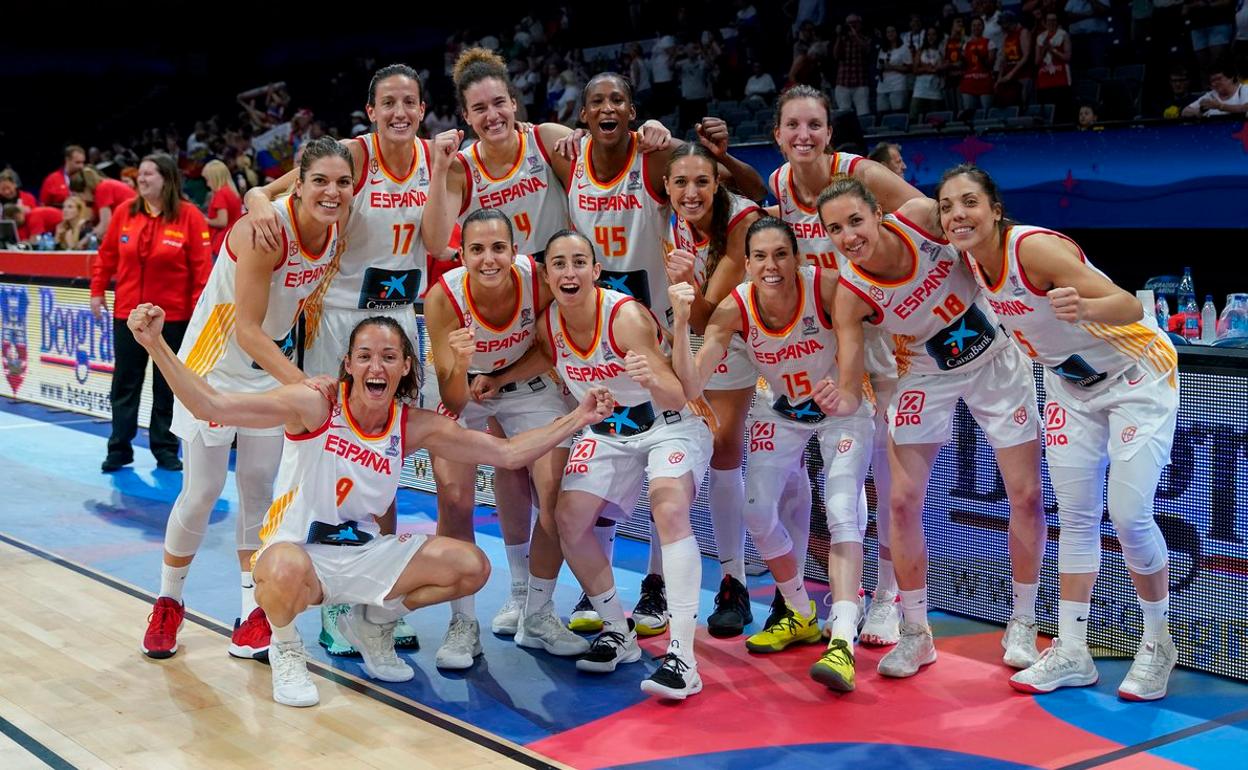 La selección española celebra el pase a semifinales y al Preolímpico. 