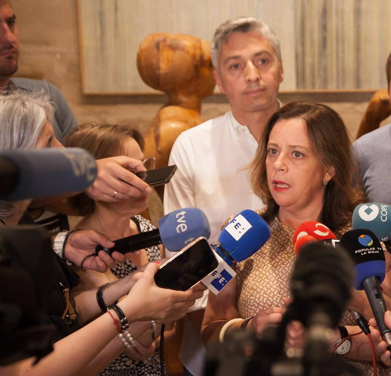 Moreno atiende a la prensa en presencia de Ocón y Mendiola en los pasillos del Parlamento. 