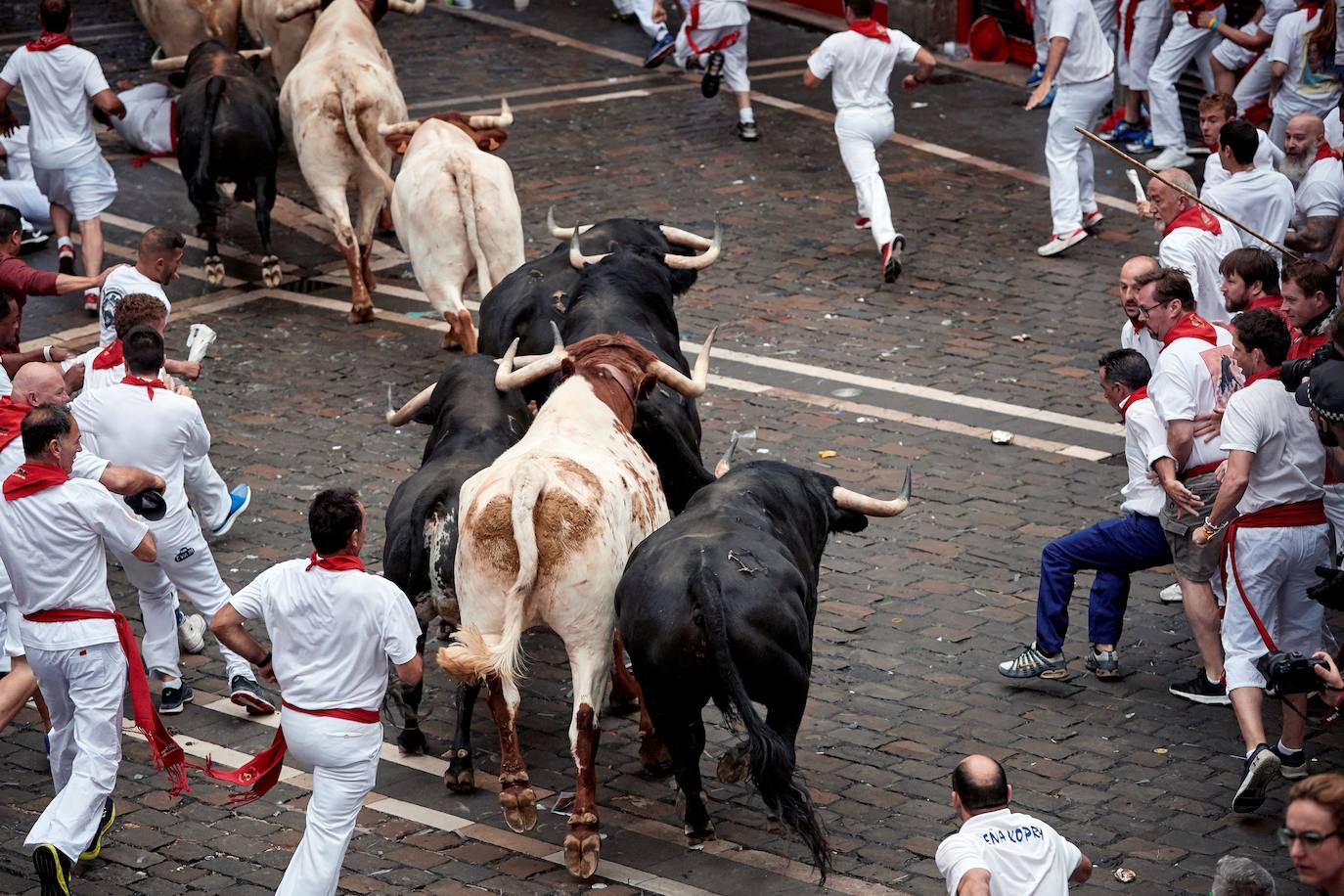 Los corredores huyen de los toros de Puerto de San Lorenzo durante los encierros.