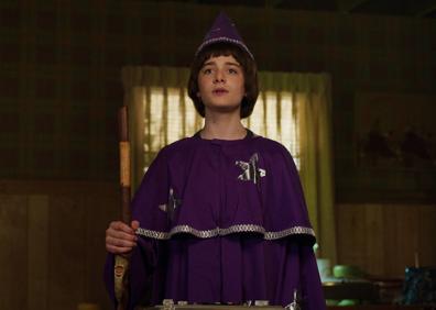 Imagen secundaria 1 - Arriba, Robin, uno de los nuevos personajes. Debajo, Will disfrazado de mago para jugar a rol y el socorrista de la piscina, Billy.