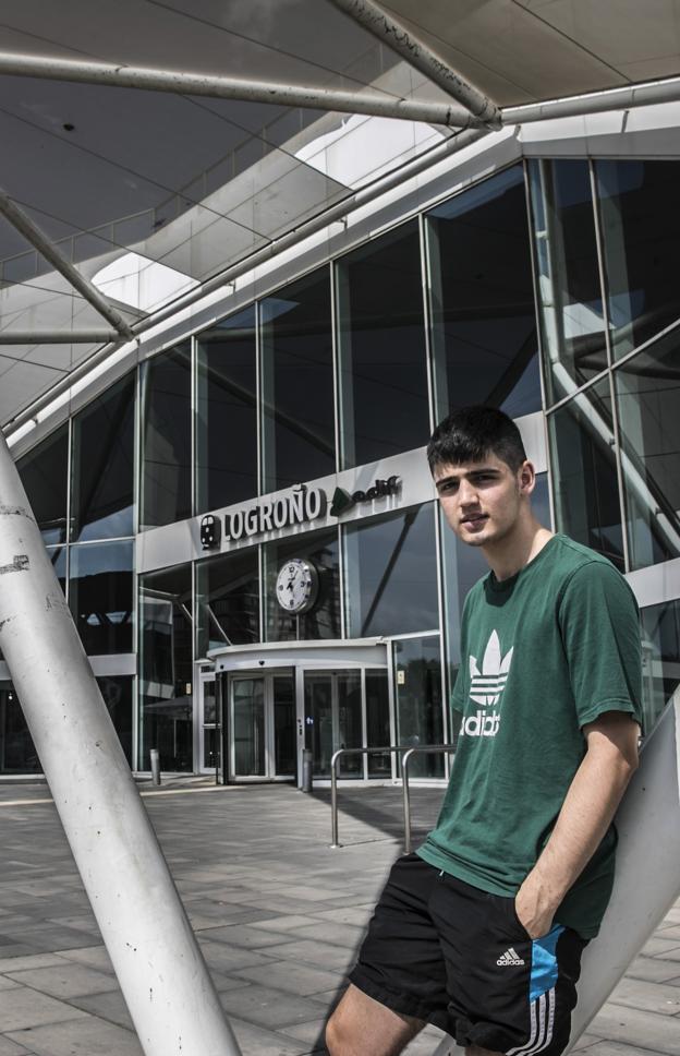 Samuel Ruiz Flanagan, a las puertas de la estación de tren de Logroño.