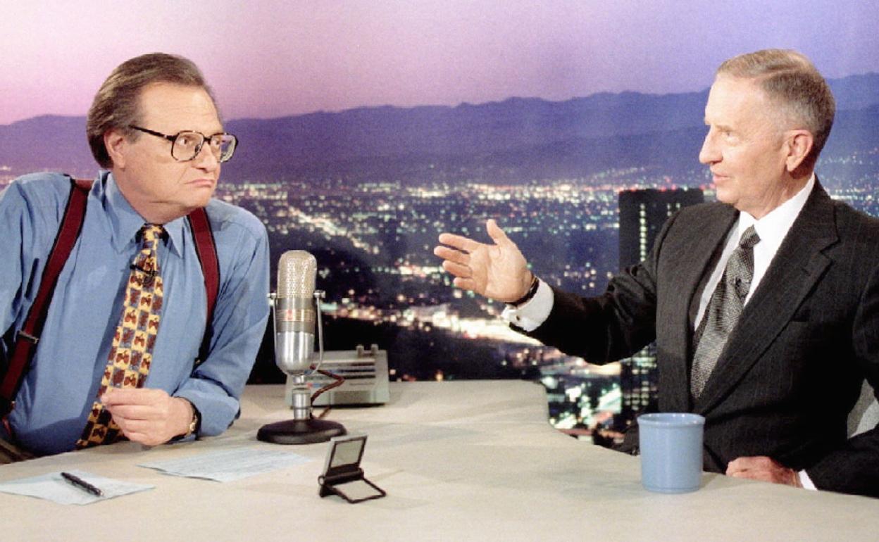 Ross Perot (d), durante una entrevista. 