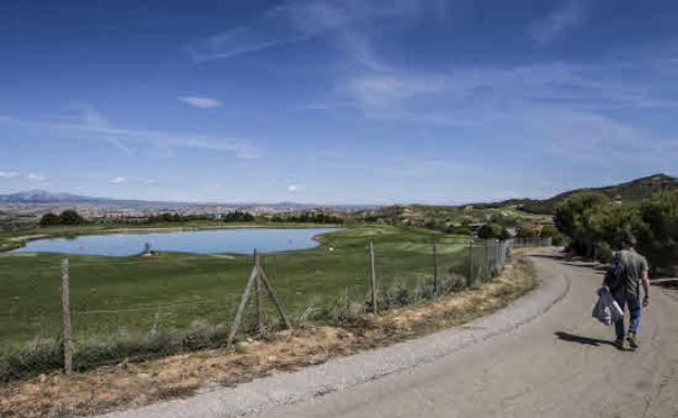 Entorno de La Grajera, en este caso, del campo de golf de este término. 